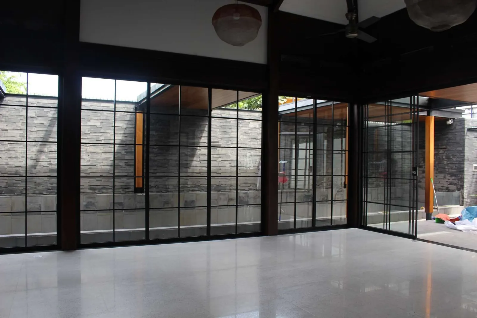 Ruby Villa – vách kính ô lưới – Vách kính, cửa đi khung đen