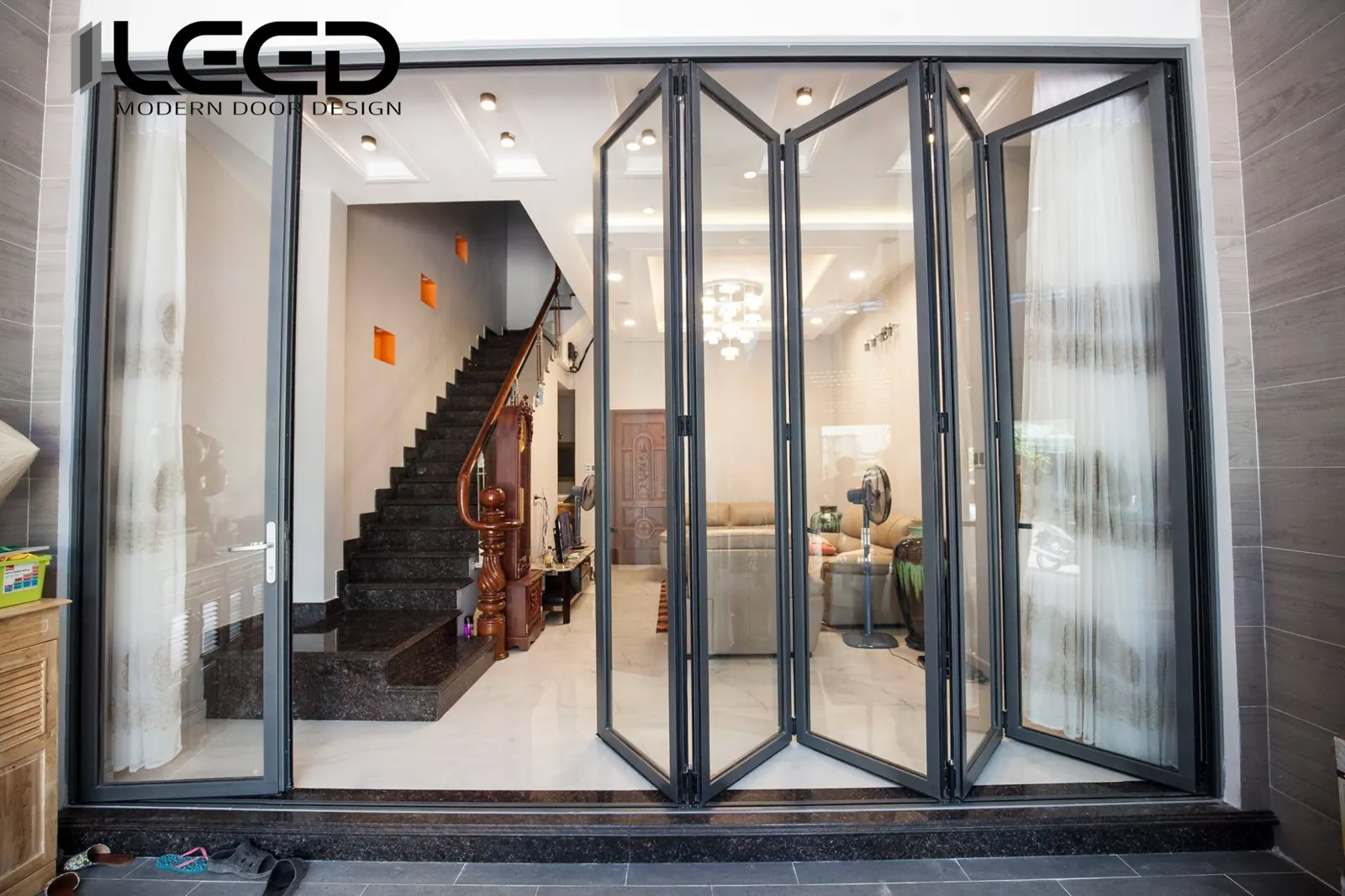 Cửa xếp trượt – Nhà phố – cửa xếp 5 cánh sảnh vào