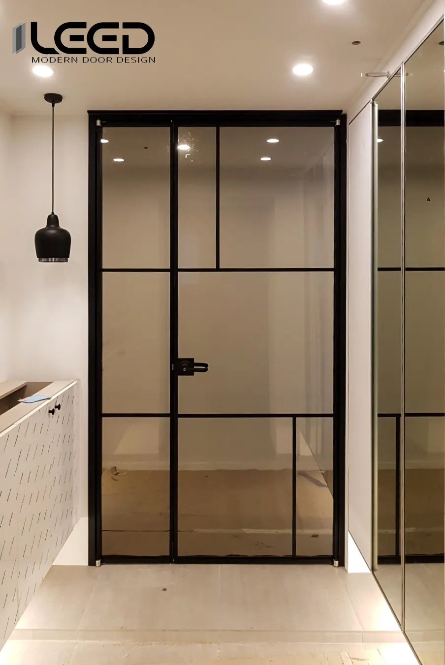 Cửa mở quay & pivot – Nhà phố – cửa mở quay kính ô lưới
