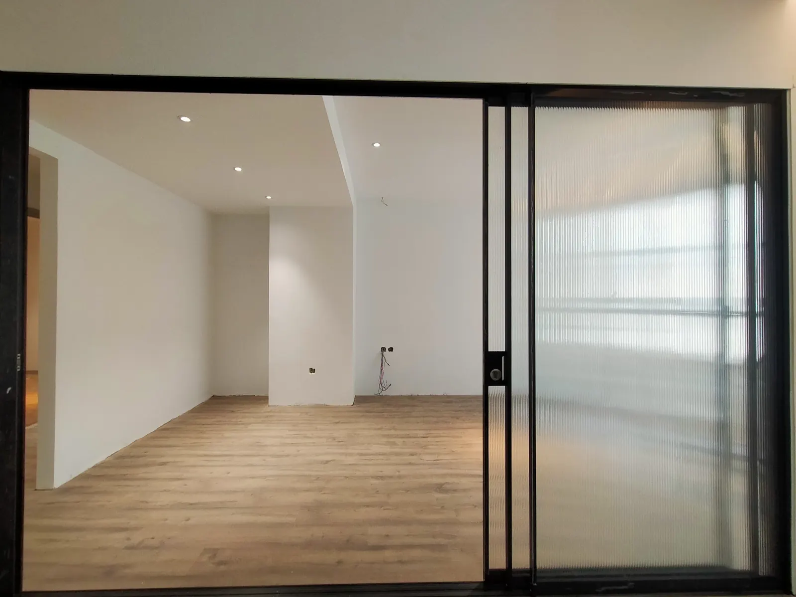 Cửa lùa slim LEED kính mờ và kính trong khổ lớn