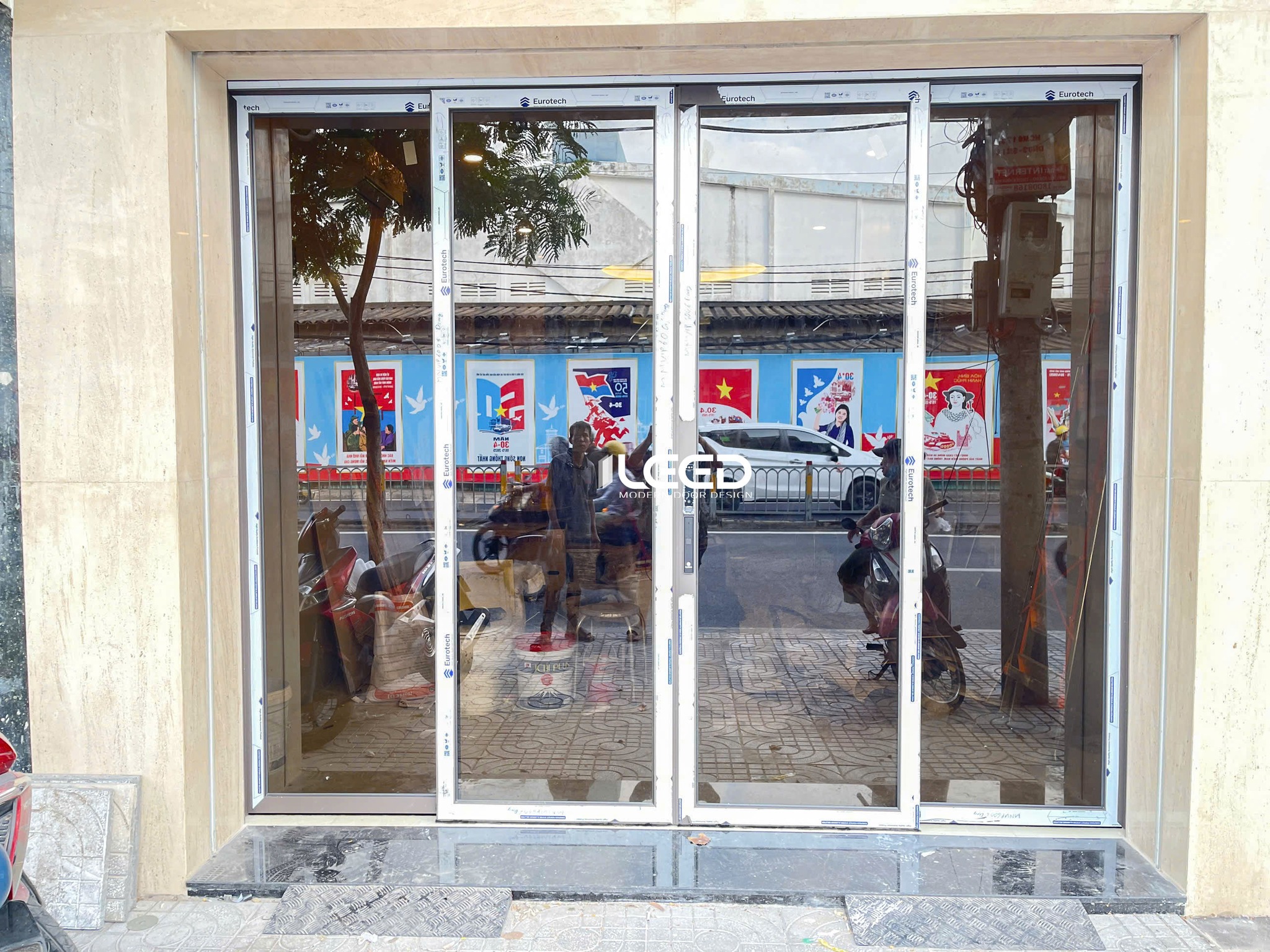 Cửa nhôm kính Slim siêu mỏng tàng hình LEED DOORS mới hoàn thiện cho khách hàng